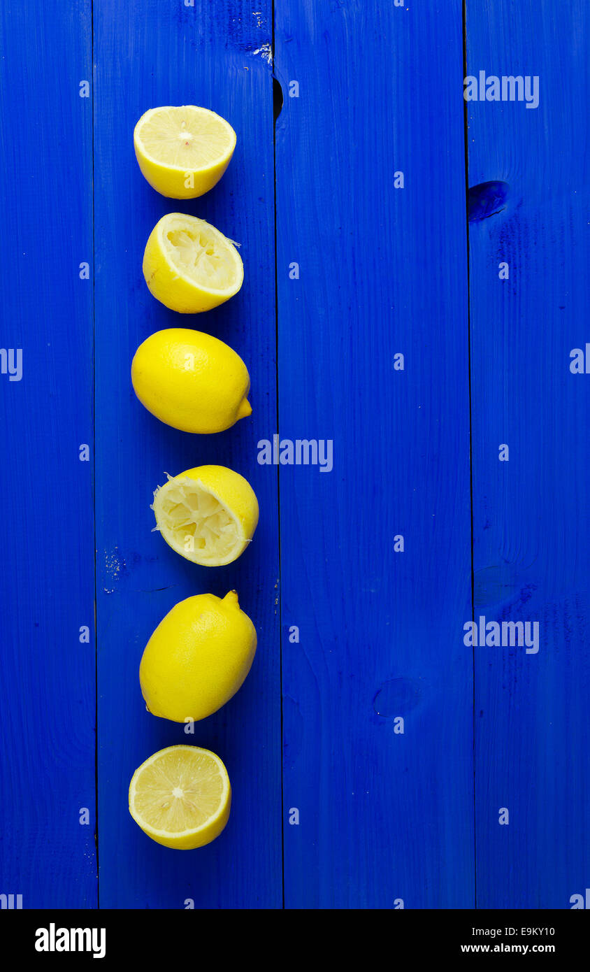 Mehrere Zitronen über blauen hölzernen Hintergrund mit textfreiraum (negativer Raum) Stockfoto