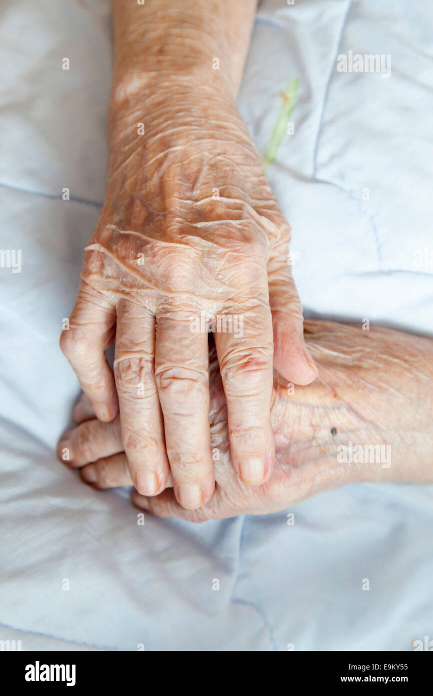 Fotoserie: Hände der 92 Jahre alte Dame Stockfoto