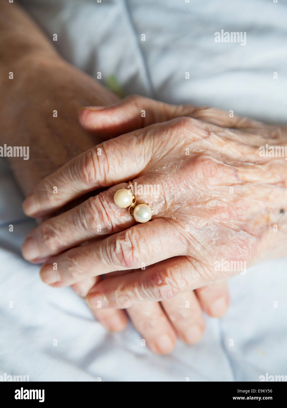 Fotoserie: Hände der 92 Jahre alte Dame Stockfoto