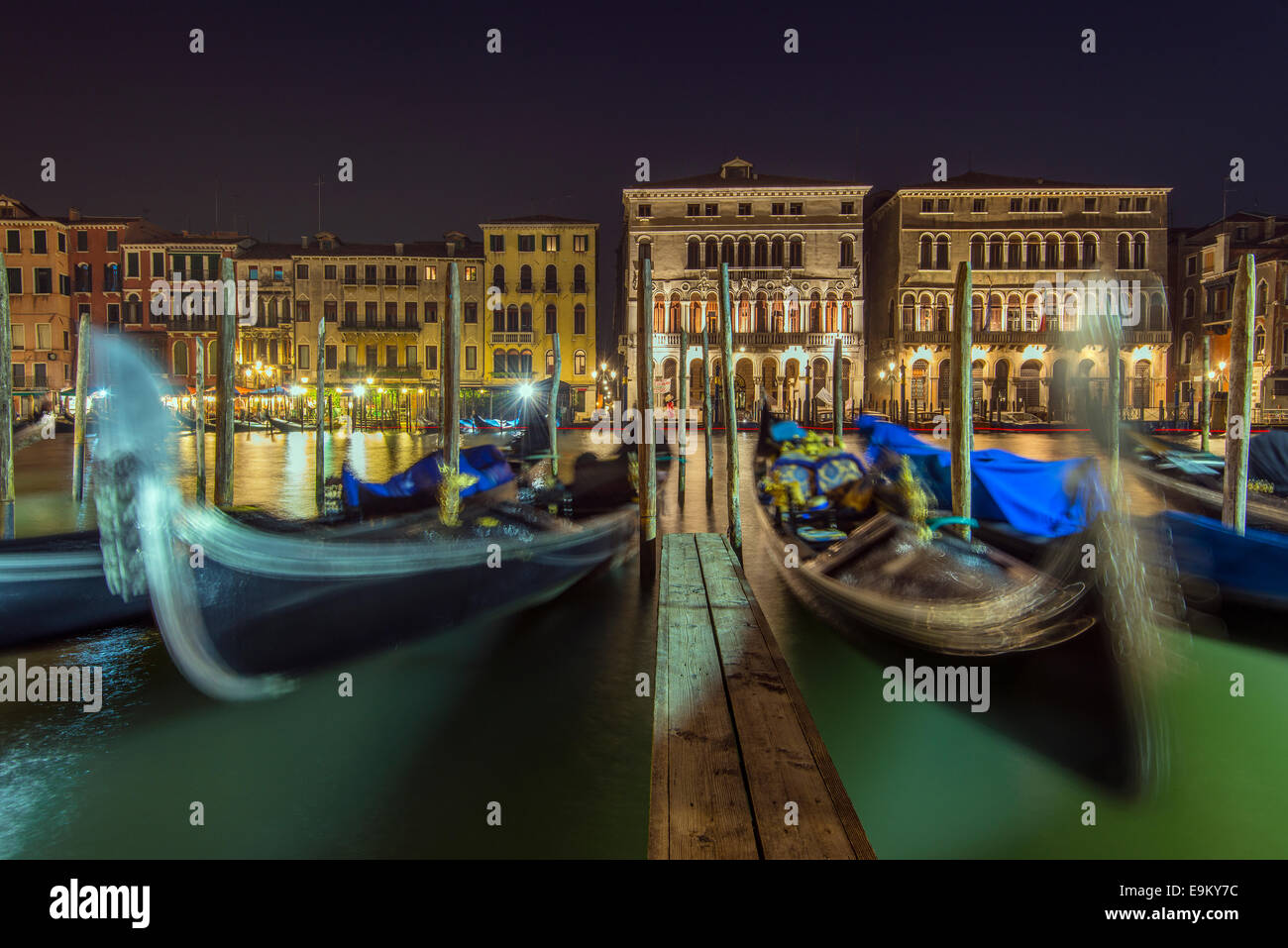 Festgemachten Gondeln am Canal Grande bei Nacht, Venedig, Veneto, Italien Stockfoto