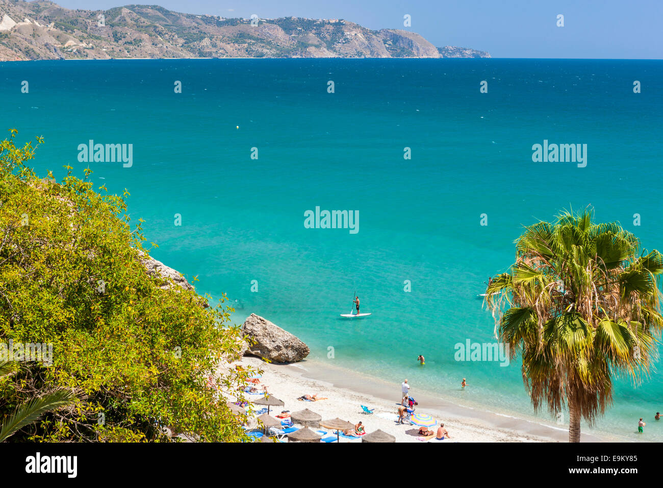 Blick auf Playa Calahonda vom Balcon de Europa (Balkon Europas), Nerja, Costa Del Sol, Provinz Malaga, Andalusien, Spanien Stockfoto