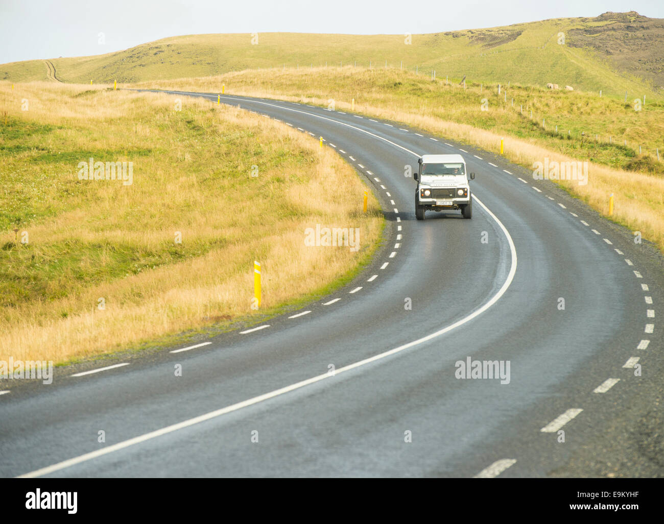 Ein Allrad Fahrzeug fahren auf der Straße Highway 1, Ringstraße. Süd-Island Stockfoto