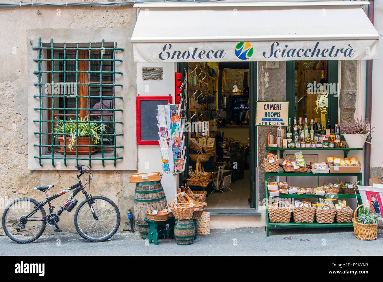 Geschäft mit typischen lokalen Produkte und Spezialitäten, Vernazza, Cinque Terre, Ligurien, Italien Stockfoto
