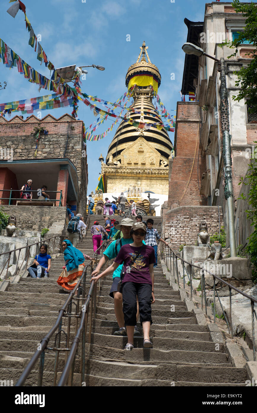 Lange im Obergeschoss zum Swayambhunath religiösen Komplex aka Monkey Temple - alten religiösen Komplex, im Westen von Kathmandu cit Stockfoto