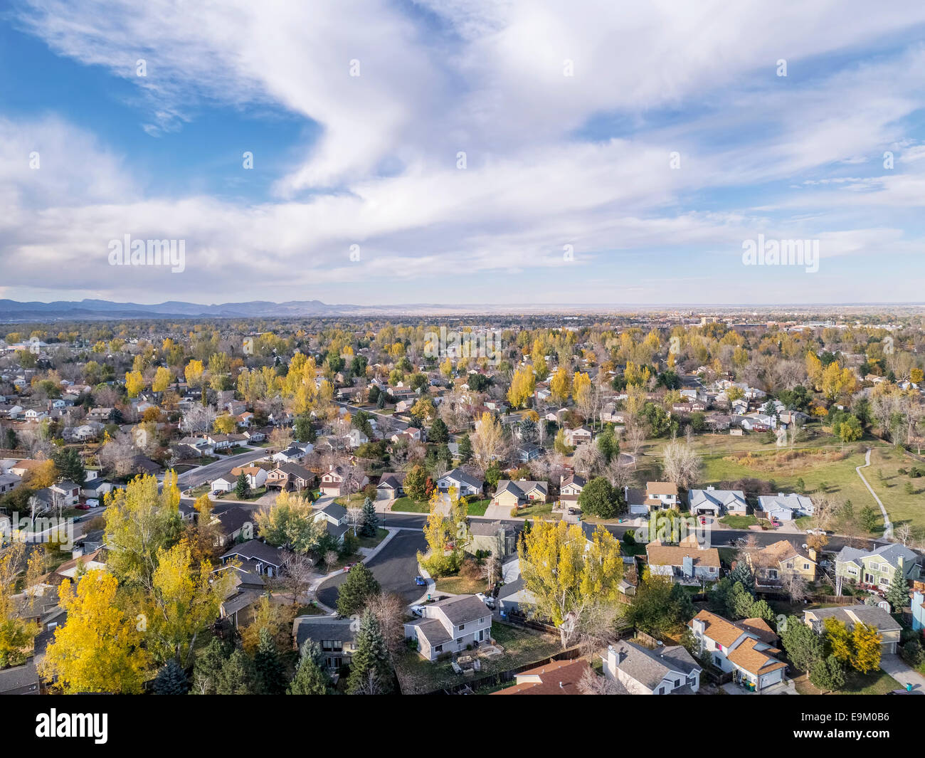 Luftbild von Fort Collins Wohngebiet entlang Colorado Front Range, typische Spätherbst Landschaft Stockfoto