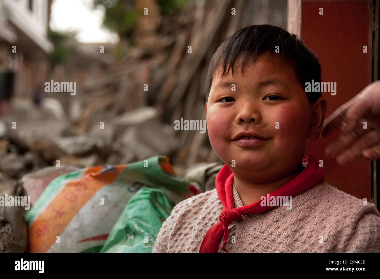Chinesische junge mit rotem Halstuch, Suoga, Provinz Guizhou, China Stockfoto
