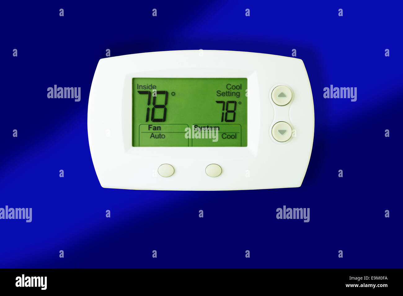 Nahaufnahme von einem digitalen Thermostat eingestellt auf 78 Grad isoliert gegen einen blauen Hintergrund mit einem weichen Schlagschatten. Stockfoto