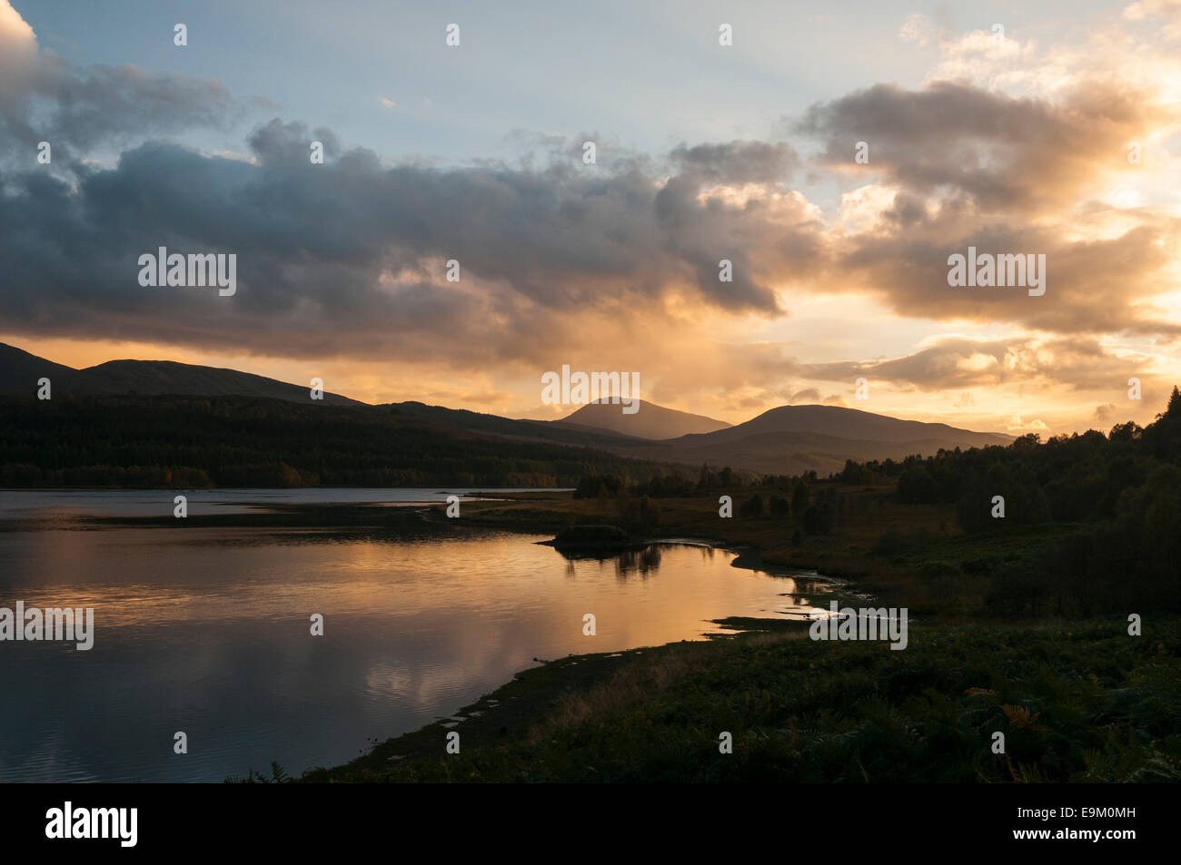 Westlichen Ende des Loch Garry, Lochaber, Schottland, mit einer herbstlichen Sonnenuntergang als Kulisse Stockfoto