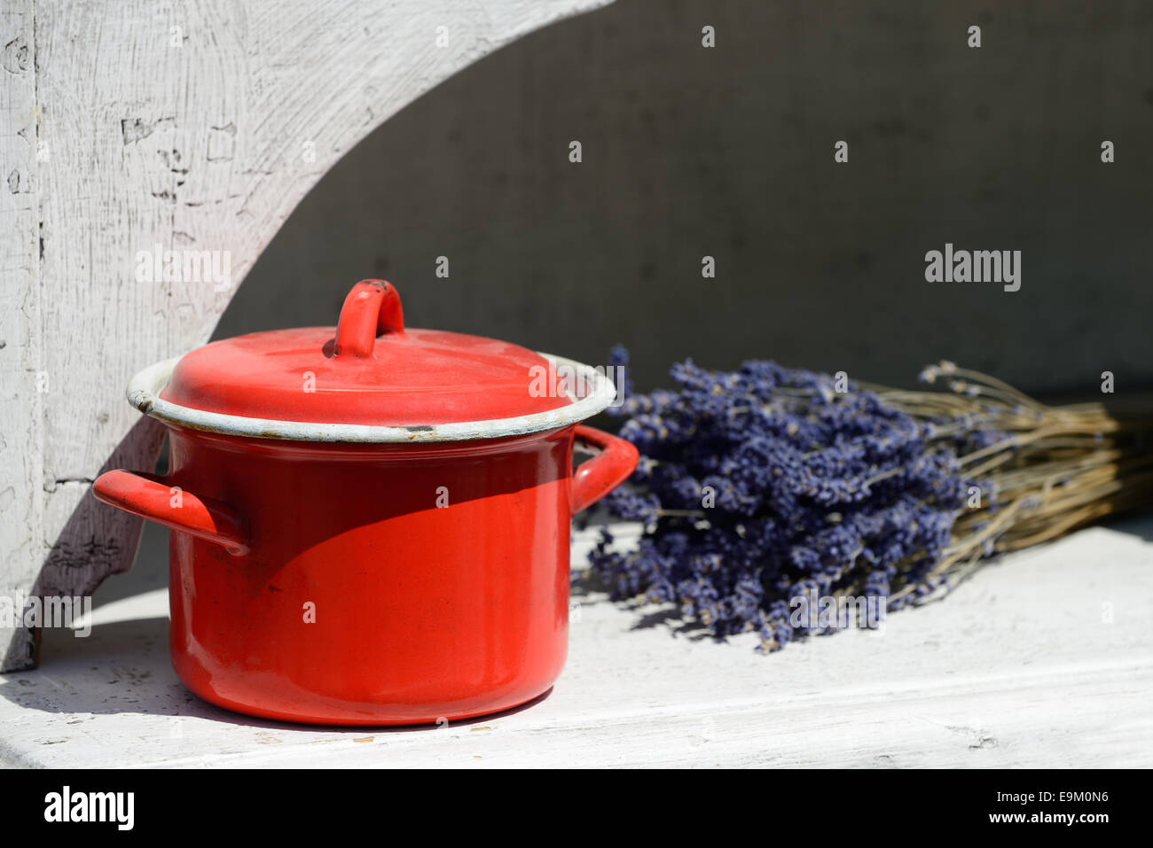 Rote Emaille-Topf mit Deckel und Haufen von Lavendel. Stockfoto