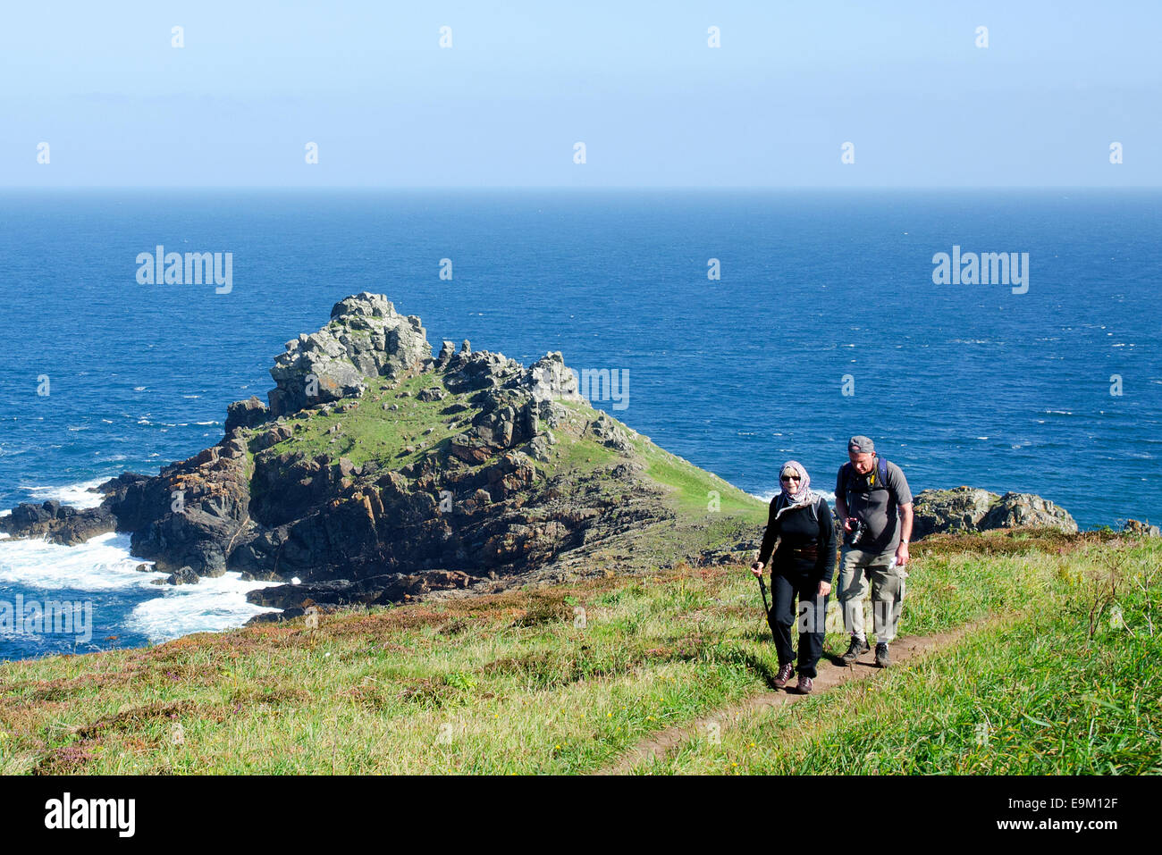 Menschen zu Fuß auf dem South West Coast Path an Knurrhahn Spitze in der Nähe von Zennor in Cornwall, Großbritannien Stockfoto