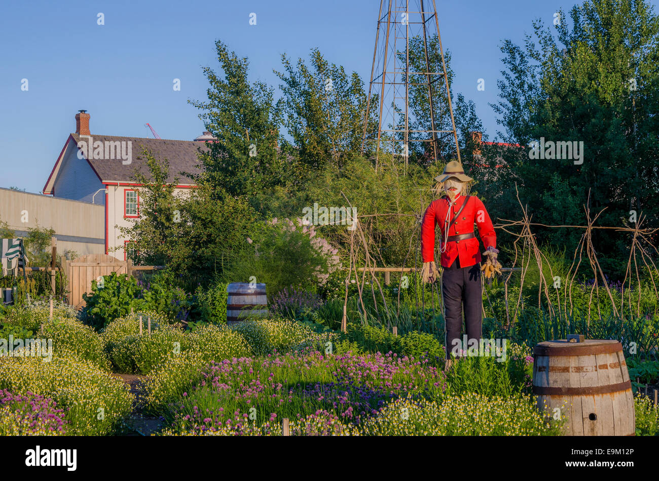 Northwest Mounted Police Vogelscheuche, Erbe Garten Fort Calgary, Alberta, Kanada Stockfoto