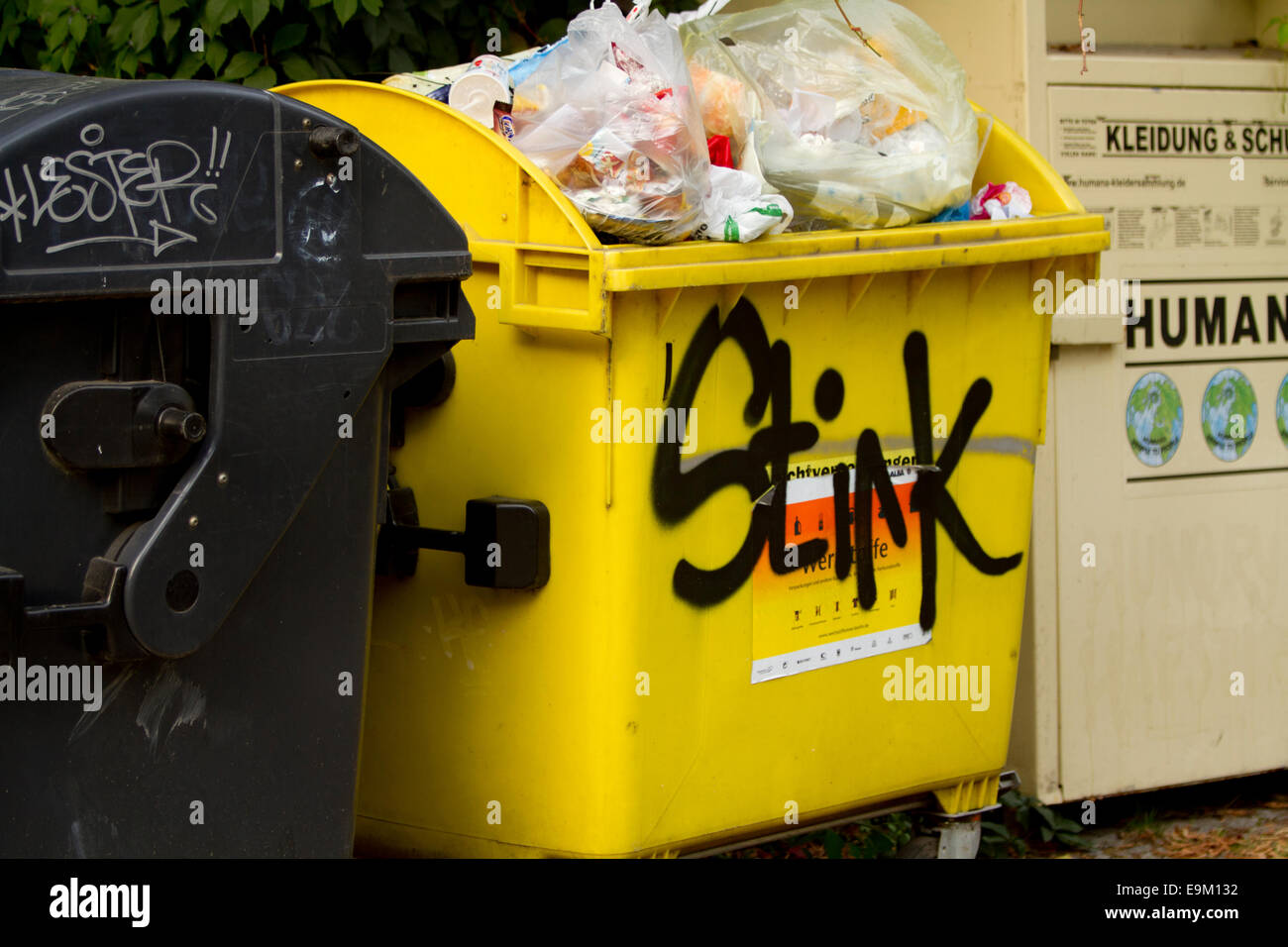 Müllcontainer Müll Gestank Graffiti Berliner Müll Straße Stockfoto