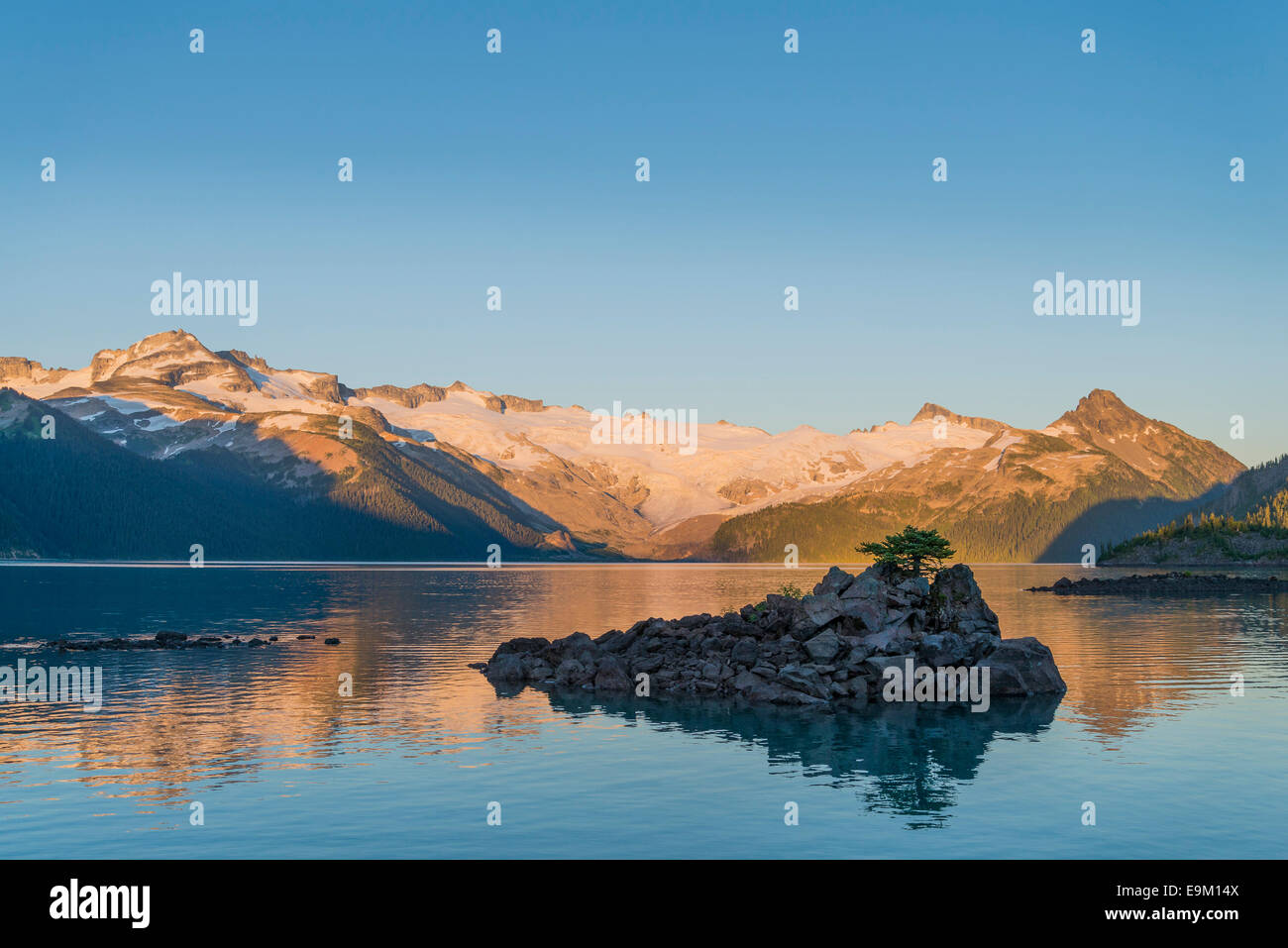 Kleine Felsen-Insel mit einsamen Baum bei Sonnenuntergang, Garibaldi See, Garibaldi Provincial Park, Britisch-Kolumbien, Kanada Stockfoto