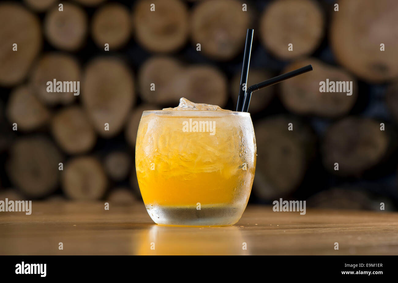 Eine gelbe Mango orange cocktail trinken mit einem Strohhalm. Stockfoto