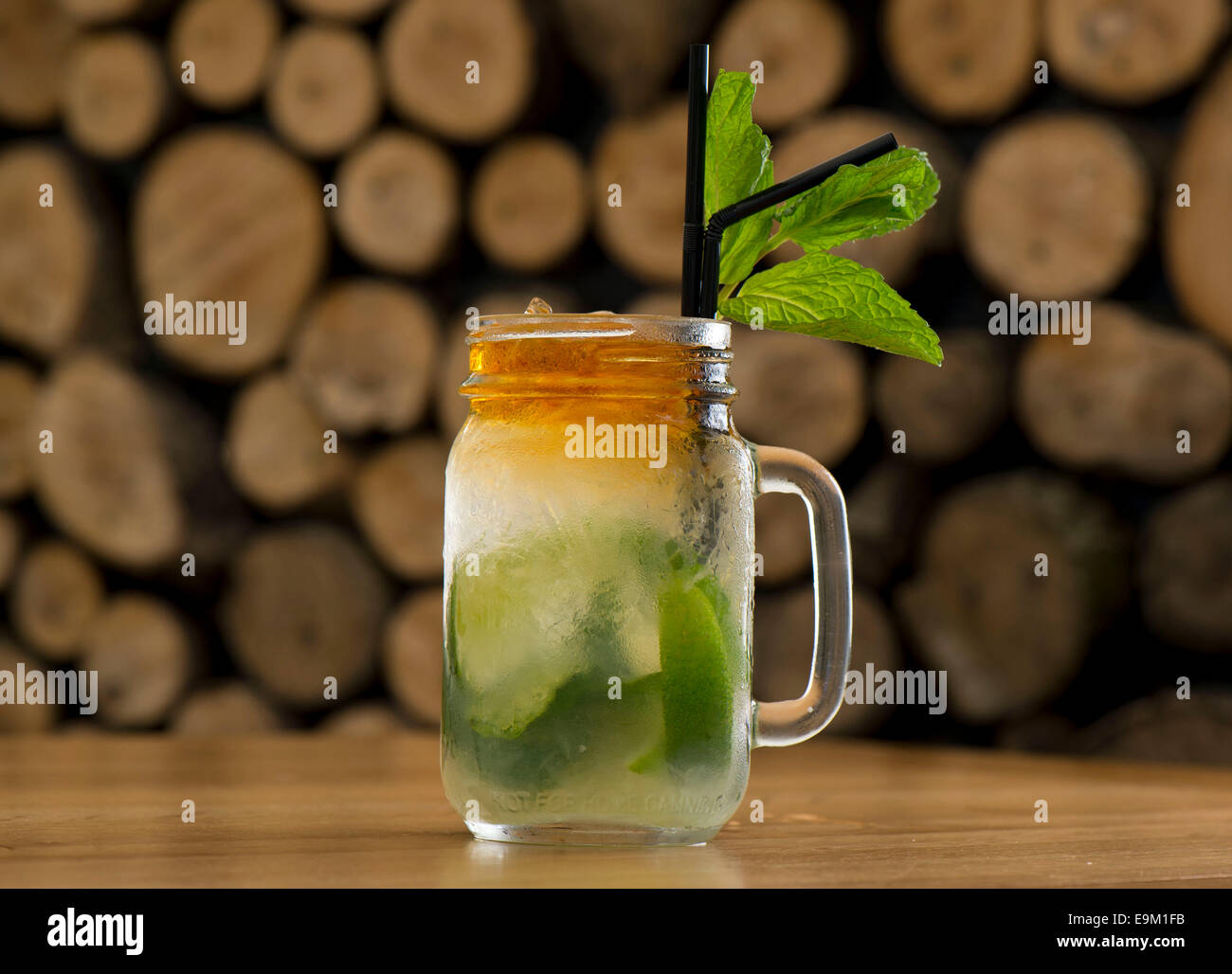 Ein alkoholischen Cocktail Mojito mit Minze, Limetten, Zucker und Rum in einer Bar serviert. Stockfoto