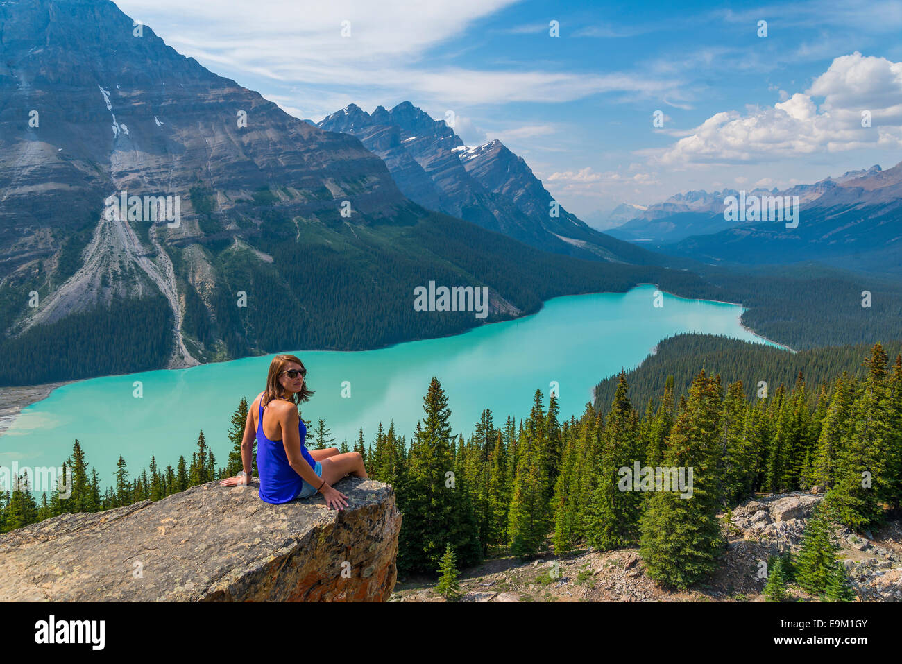 Frau auf Felsen über Peyto Lake, Banff Nationalpark, Alberta, Kanada Stockfoto