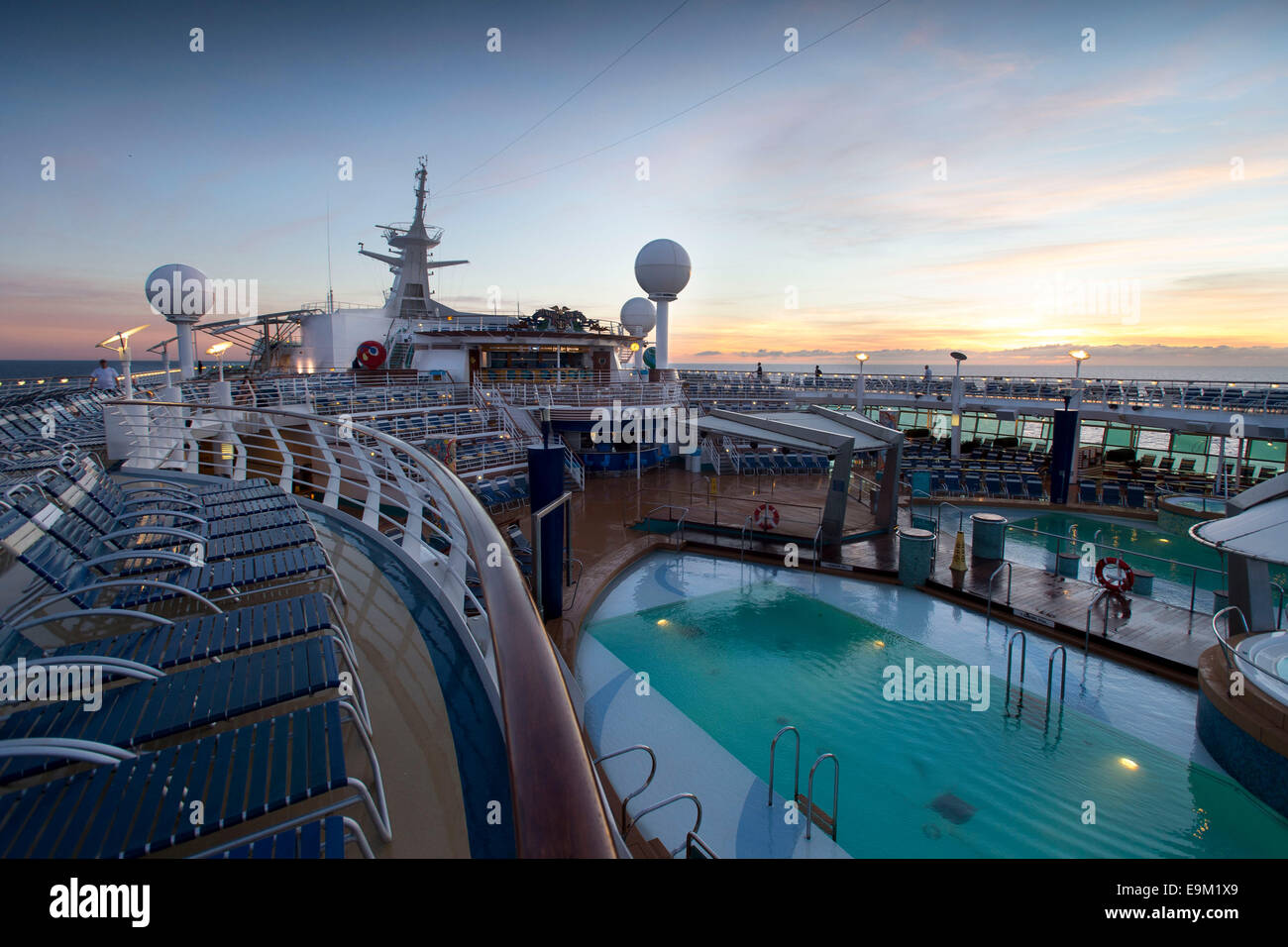 Das Deck und Swimmingpools auf die Unabhängigkeit der Meere Royal Caribbean Kreuzfahrtschiff. Stockfoto