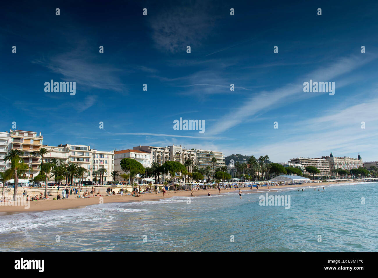 Gesamtansicht des Strandes an der Cote D Azur in Cannes, Südfrankreich, von der La Croisette-Straße. Stockfoto