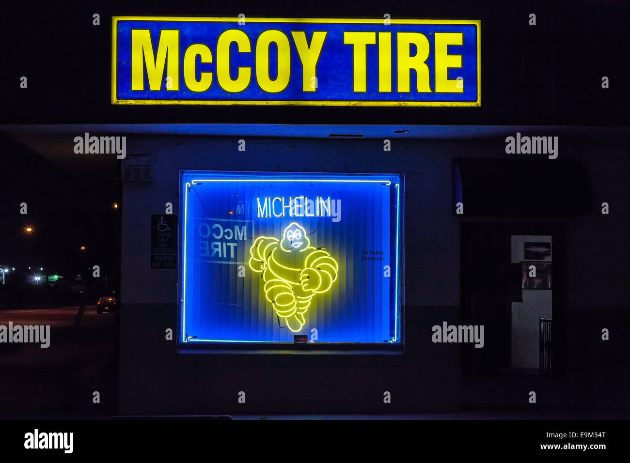 McCoy Reifenhändler in Modesto, Kalifornien USA mit einem Neon Michelin Mann Bibendum im vorderen Fenster ausgeführt Stockfoto