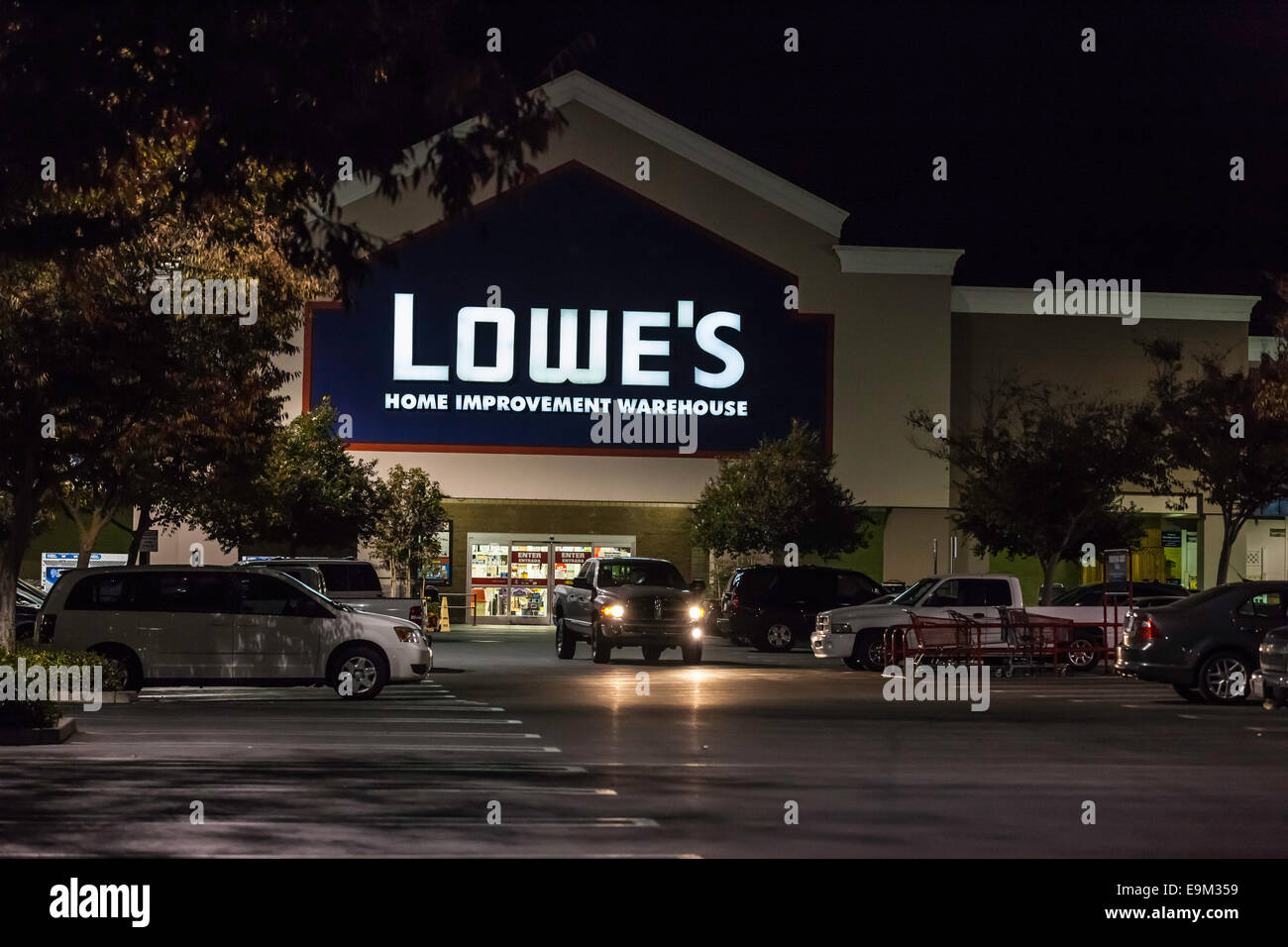 Ein Lowes Home Improvement Center in Modesto, Kalifornien in der Nacht Stockfoto
