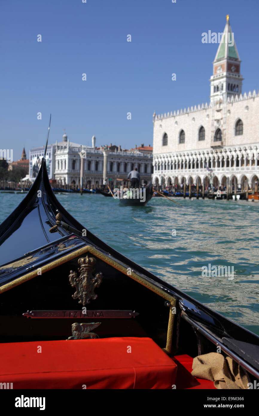 Blick auf den Dogenpalast in den Markusplatz aus der Gondel, Venedig, Italien Stockfoto