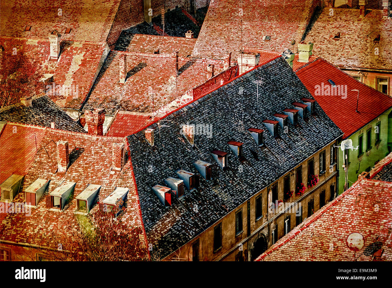 Blick auf das alte Dach in Novi Sad, Serbien von der Petrovaradin Festung Höhe. Bild digital manipuliert, in Form von alten p Stockfoto