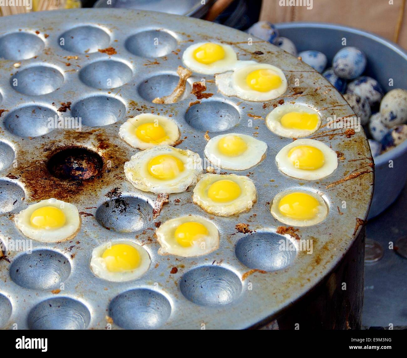 "Der Vogel-Ei braten" ist der leckere Snacks in Taiwan Stockfoto