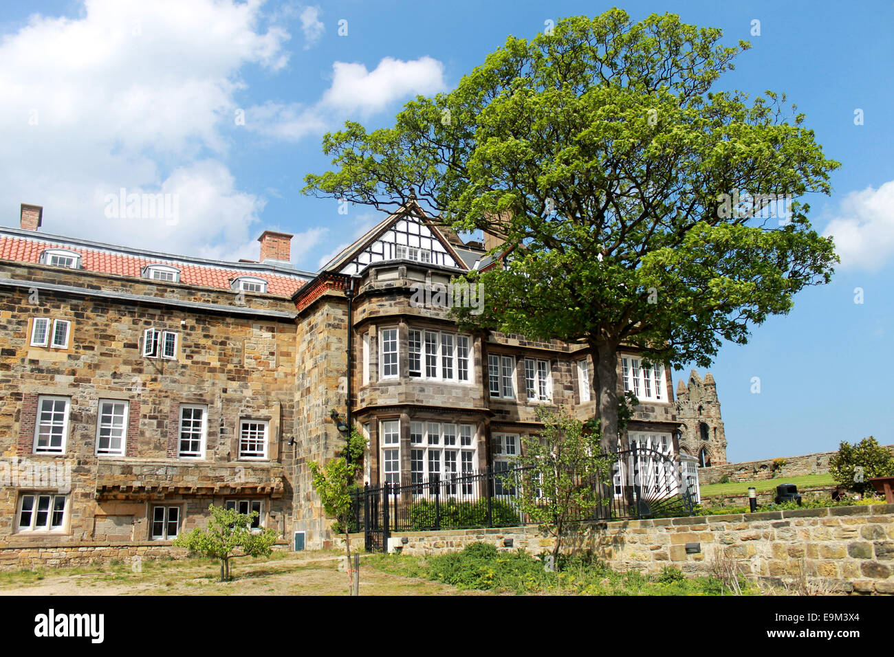 Malerische Aussicht auf ein englisches Herrenhaus mit blauem Himmel und Wolkengebilde Hintergrund. Stockfoto