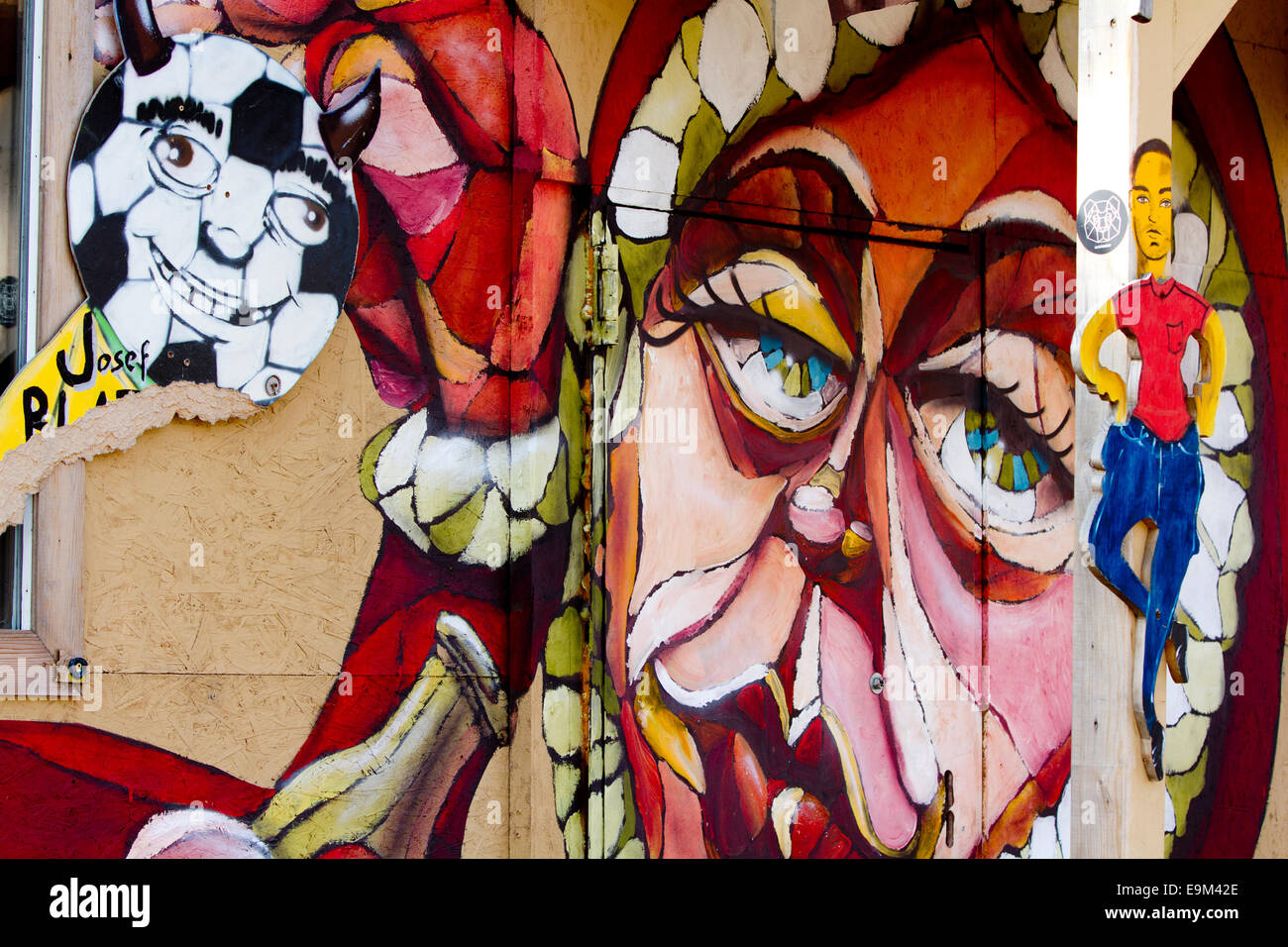 Graffiti Berlin Wand Frau tanzen große Augen surreal Stockfoto