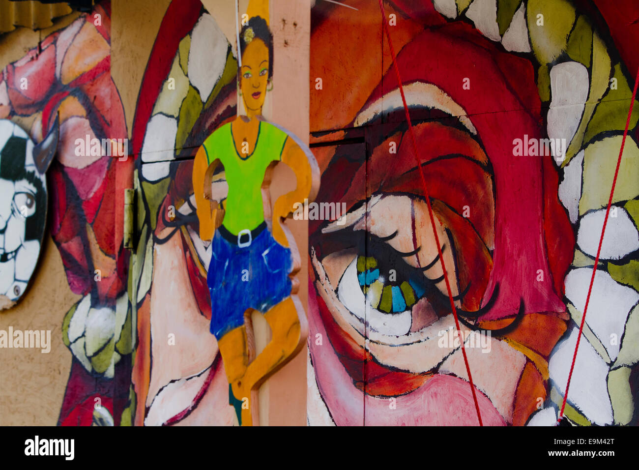 Graffiti Berlin Wand Frau tanzen große Augen surreal Stockfoto