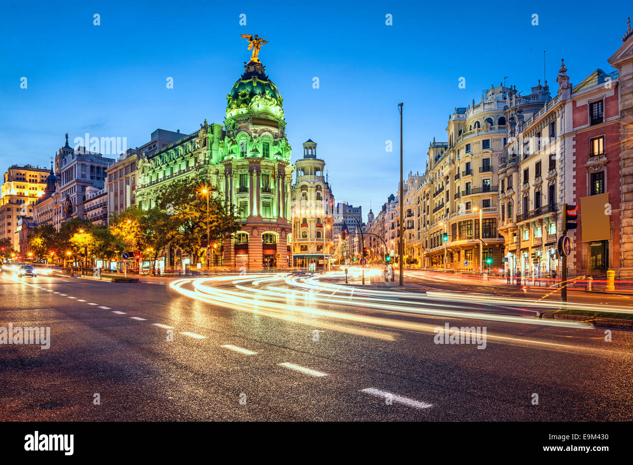 Madrid, Spanien Stadtbild an der Gran Via in der Dämmerung. Stockfoto