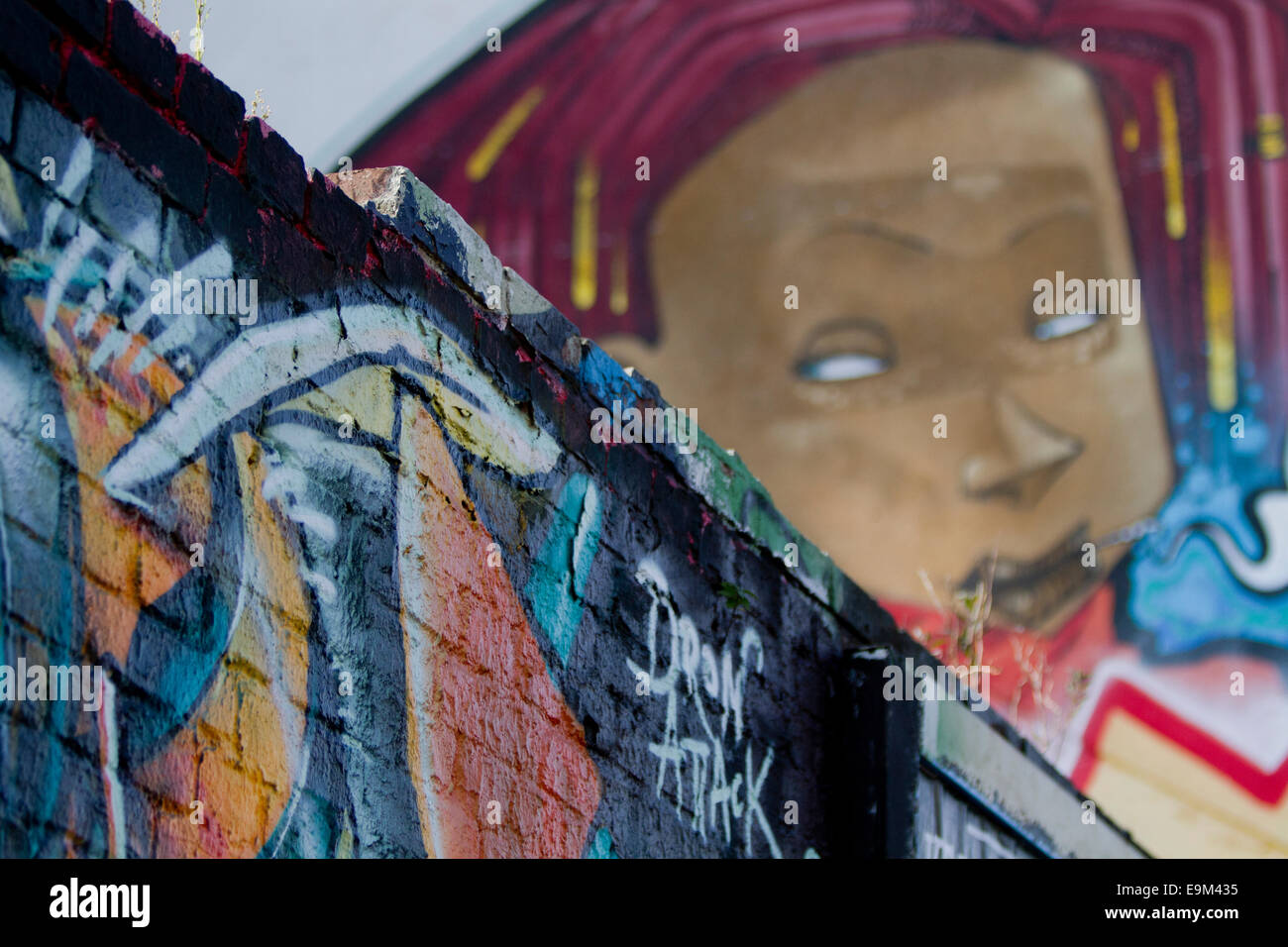 Graffiti Berlin Wand Frau rotes Haar Rauchen Stockfoto