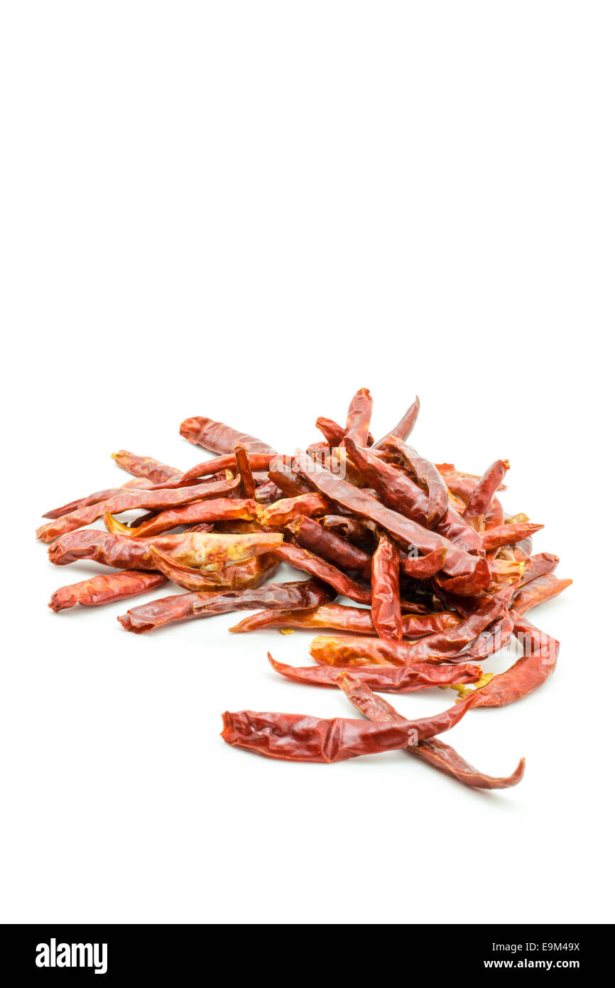 Rote trockene Chilis isoliert auf weißem Hintergrund Stockfoto