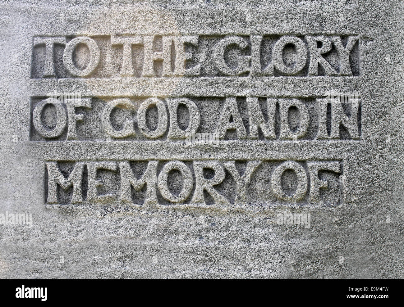 Nahaufnahme einer religiösen Lobrede auf einem Grabstein sagen zur Ehre Gottes und in der Erinnerung mit Textfreiraum. Stockfoto