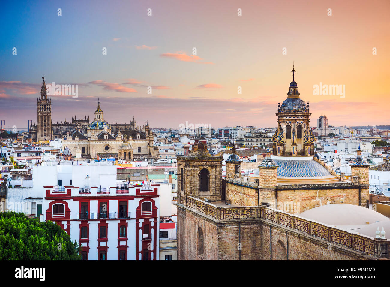 Sevilla Stadt Skyline in der Abenddämmerung. Stockfoto