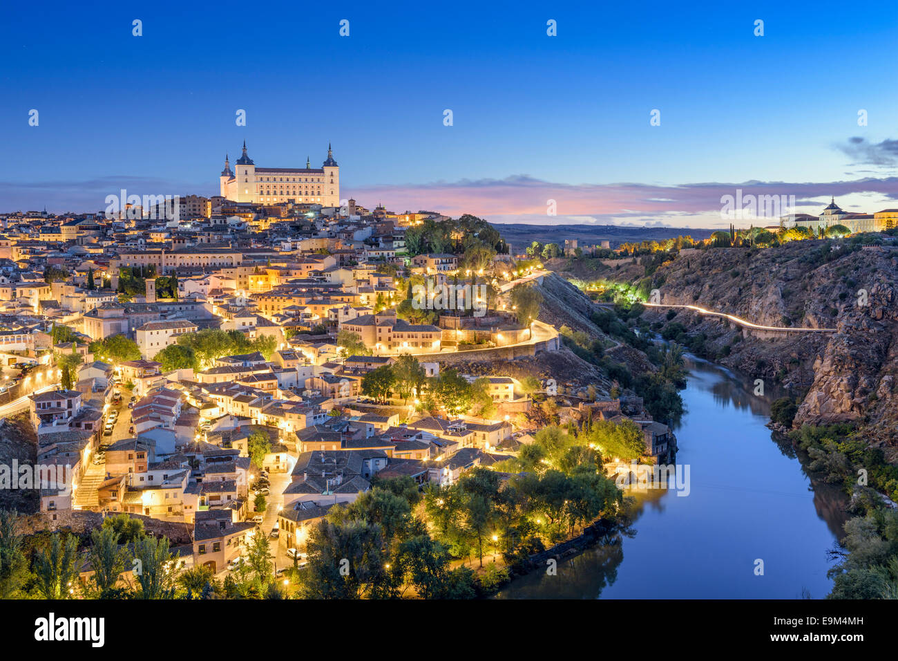 Toledo, Spanien Stadt Skyline am Fluss Tejo in der Morgendämmerung. Stockfoto