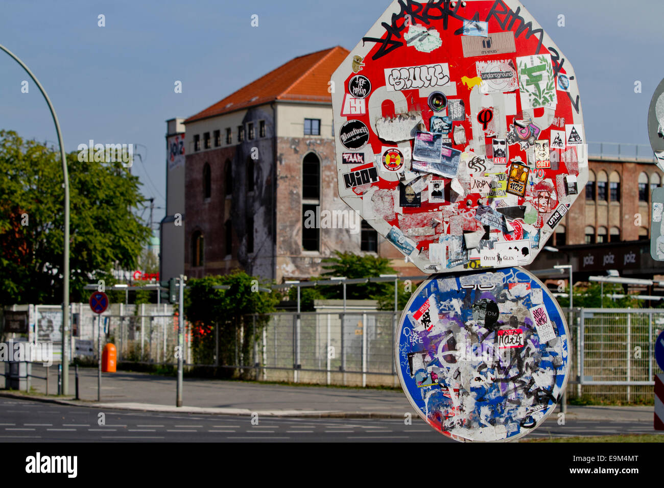 Stadtmöbel unterschreibt Graffiti bunten Glühbirnen Stockfoto