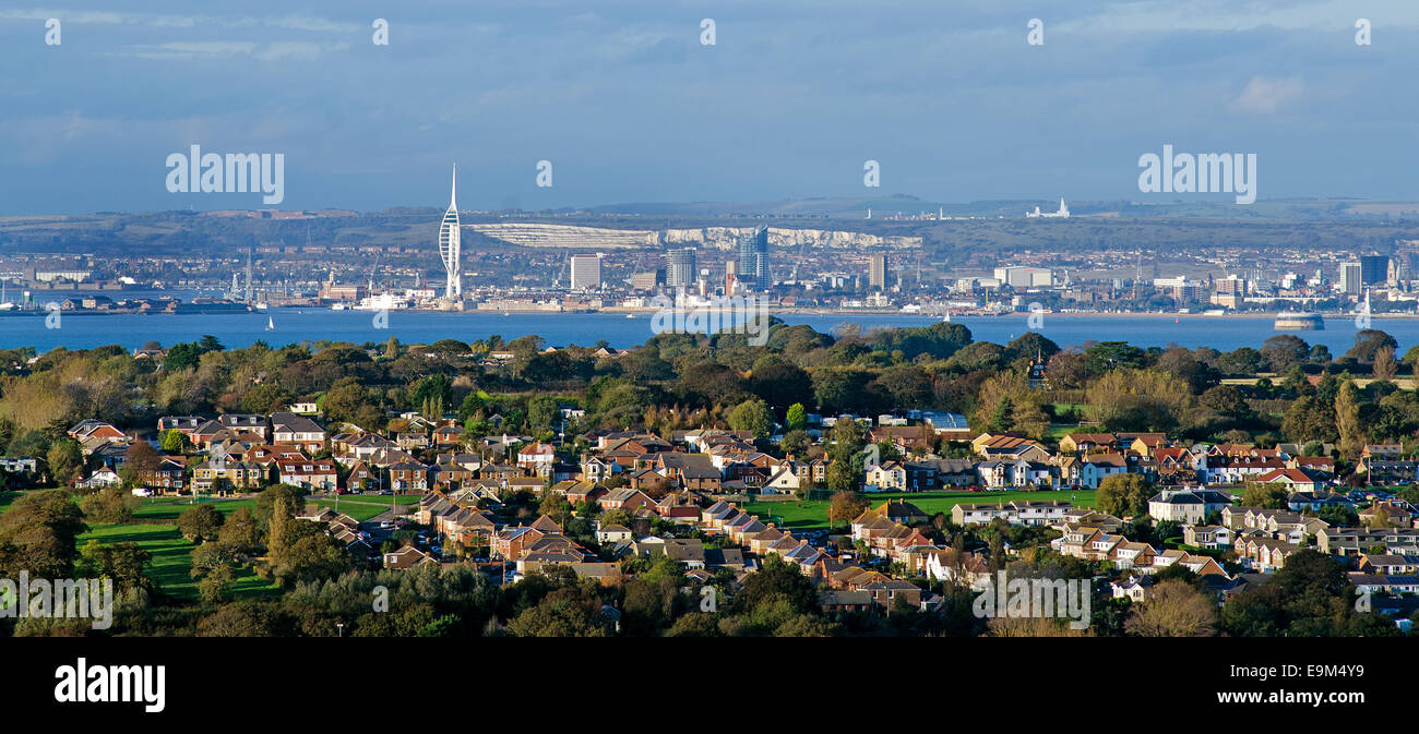 Blick vom Culver Down, Isle Of Wight, über den Solent nach Portsmouth. Bembridge und St Helens befinden sich in der schehens. Stockfoto