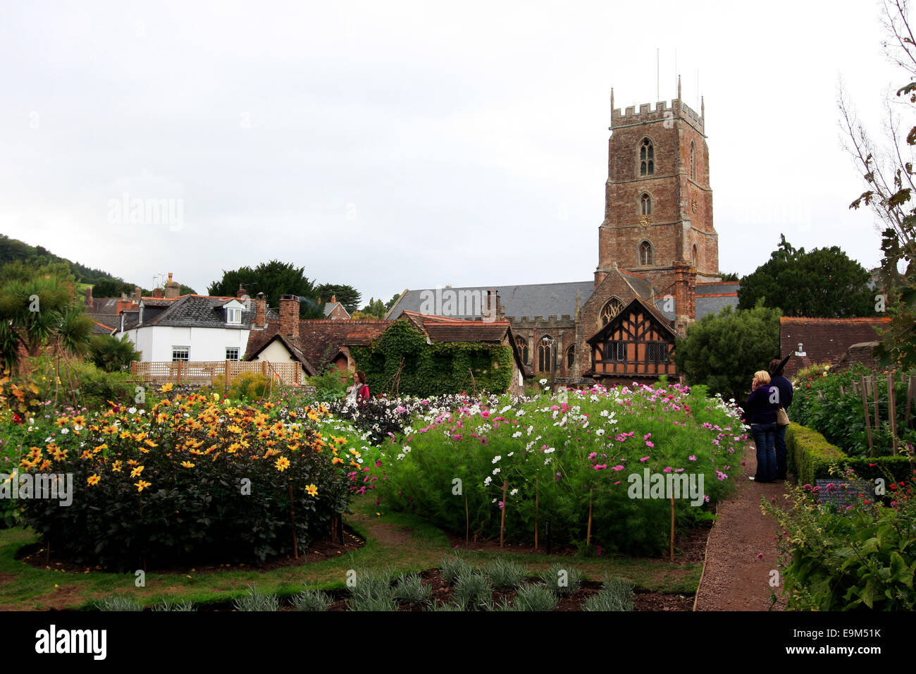 Traumgarten in Dunster und St.-Georgs Kirche hinter Stockfoto Traumgarten in Dunster und St.-Georgs Kirche hinter Stockfoto