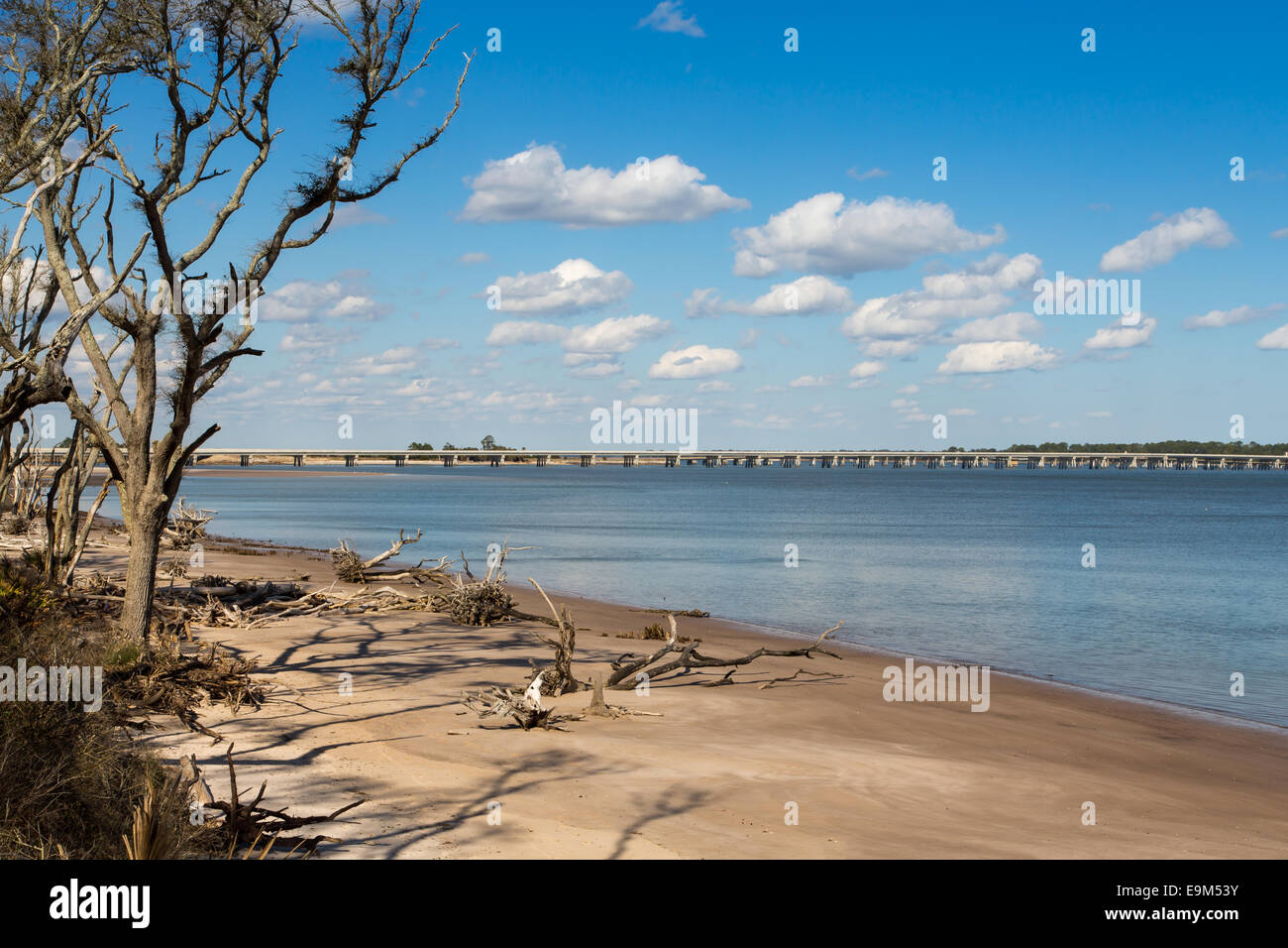 Dies ist die Ansicht vom Strand von Big Talbot Island, Florida. Die Brücke führt auf Amelia Island. Stockfoto