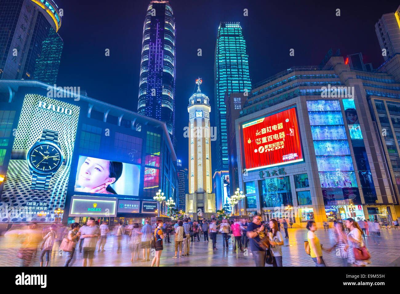 Menschen schlendern Sie durch die Jiefangbei CBD pedestrian Mall Chongqing, China. Stockfoto