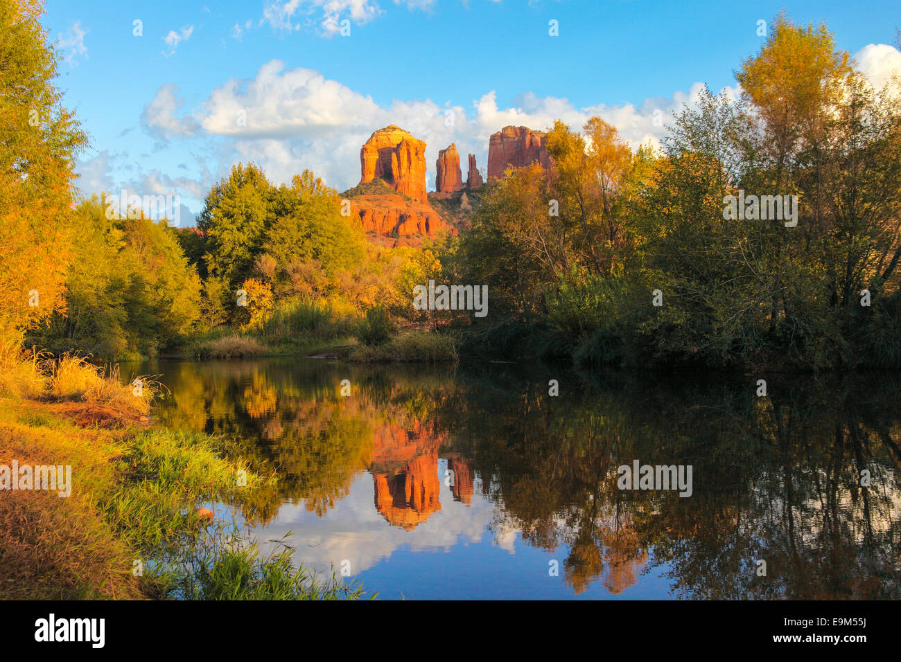 Cathedral Rock at Red Rock Crossing spiegelt sich in Oak Creek Stockfoto