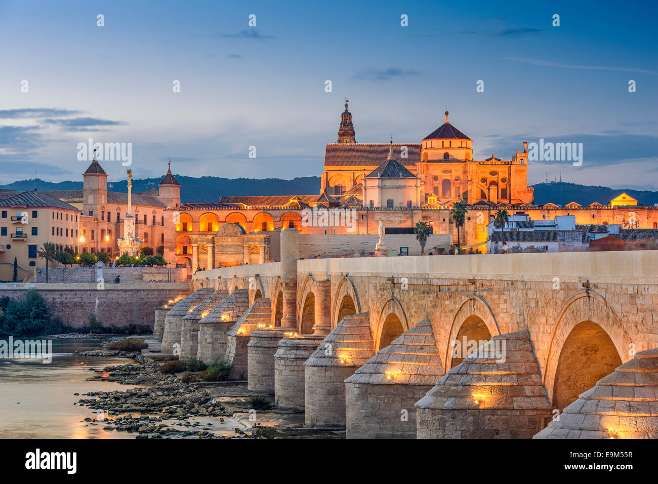 Córdoba, Spanien Blick auf die römische Brücke und die Moschee-Kathedrale am Fluss Guadalquivir. Stockfoto