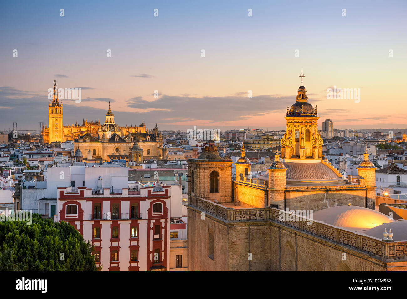 Sevilla Stadt Skyline in der Abenddämmerung. Stockfoto