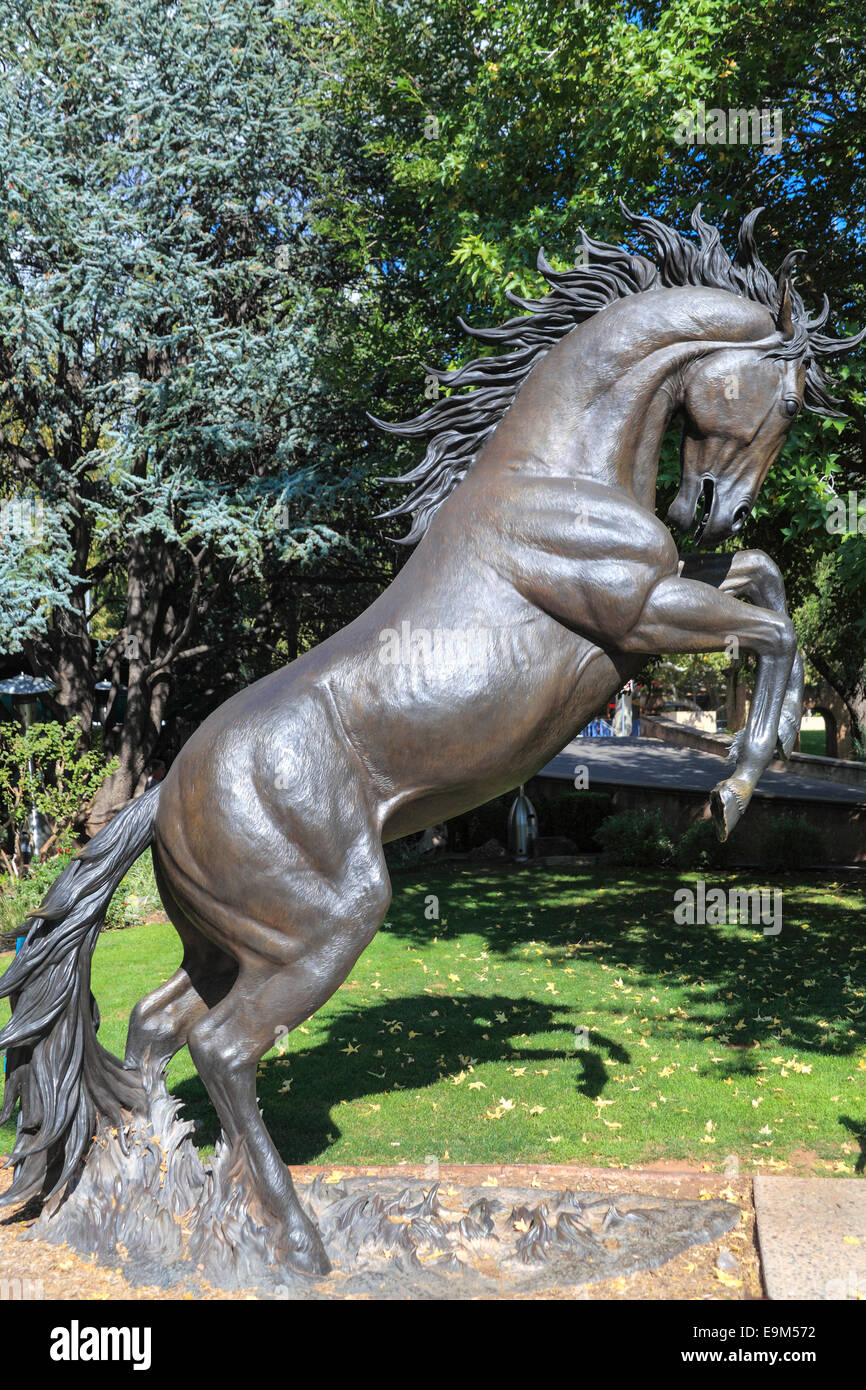 Mustang-stolz Bronze-Skulptur des Künstlers Chris Navarro in Tlaquepaque in Sedona Stockfoto