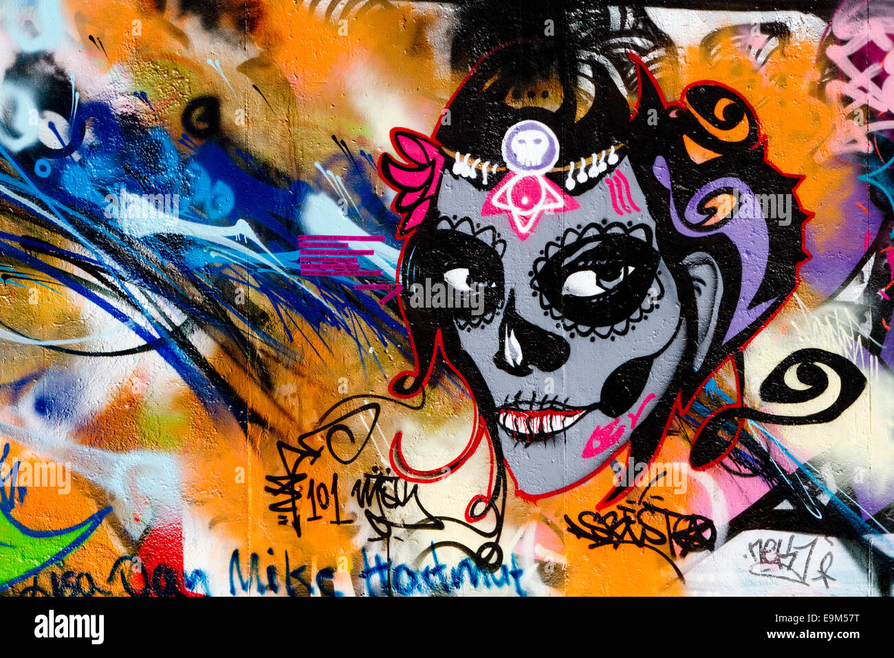 Graffiti-Streetart Berliner Mauer Frauen Grimasse Stockfoto