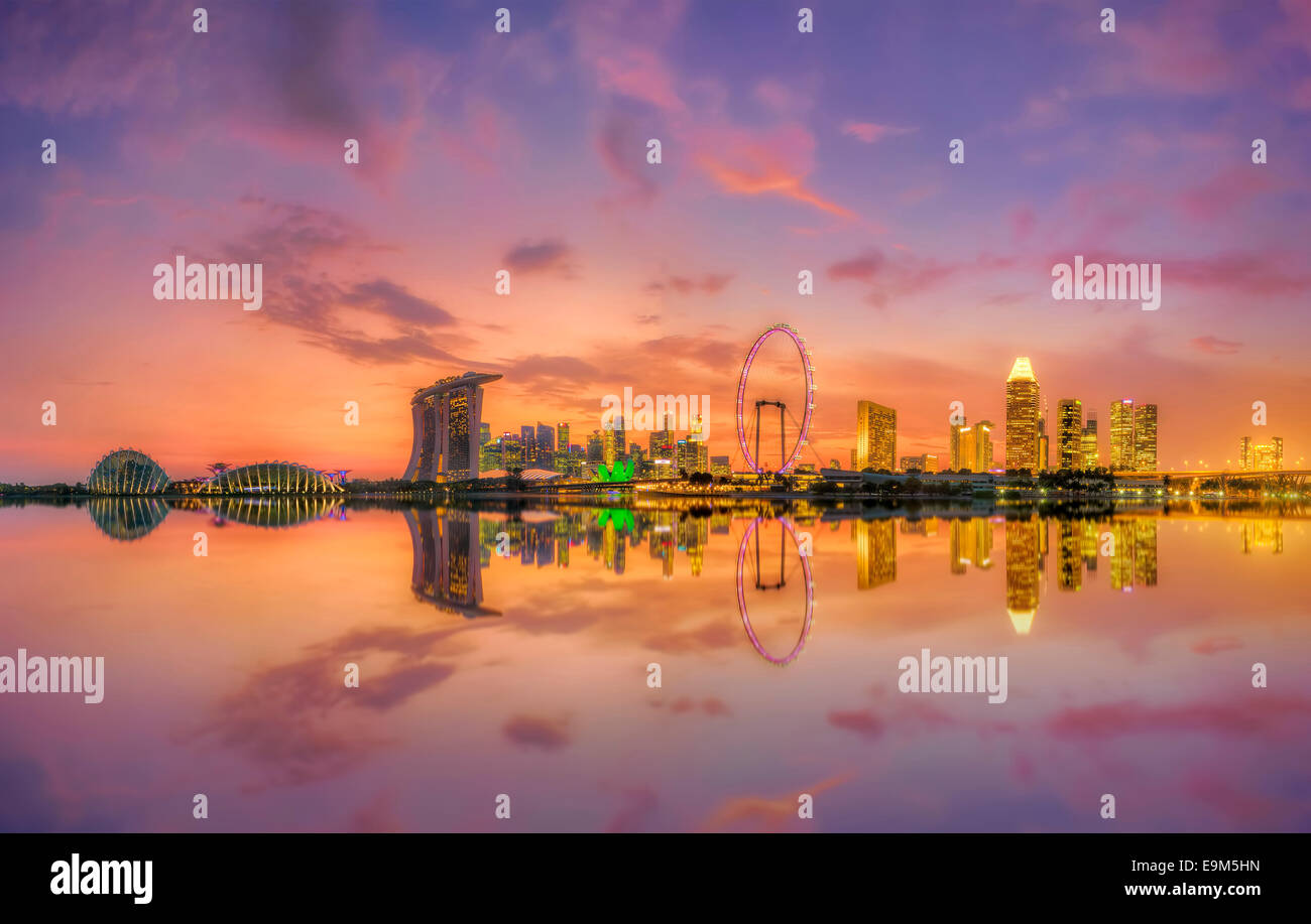 Singapur Skyline bei Sonnenuntergang Stockfoto