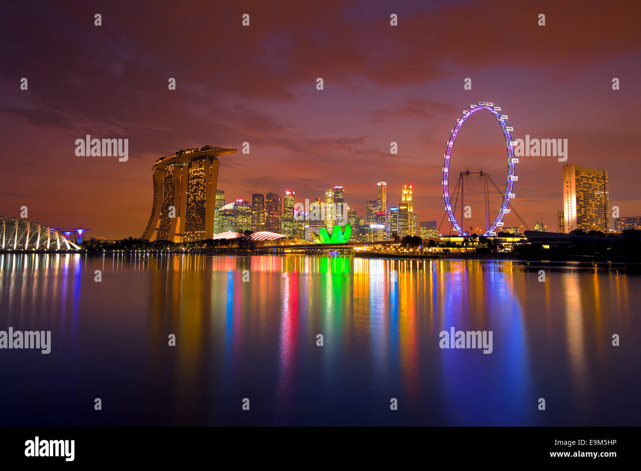 Singapur Skyline bei Sonnenuntergang Stockfoto