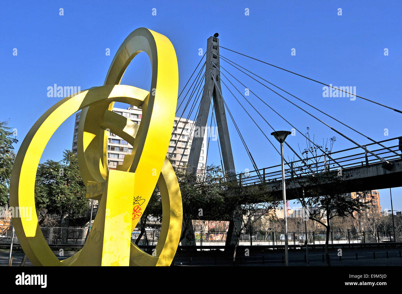 Skulptur und Brücke Santiago Chile Stockfoto