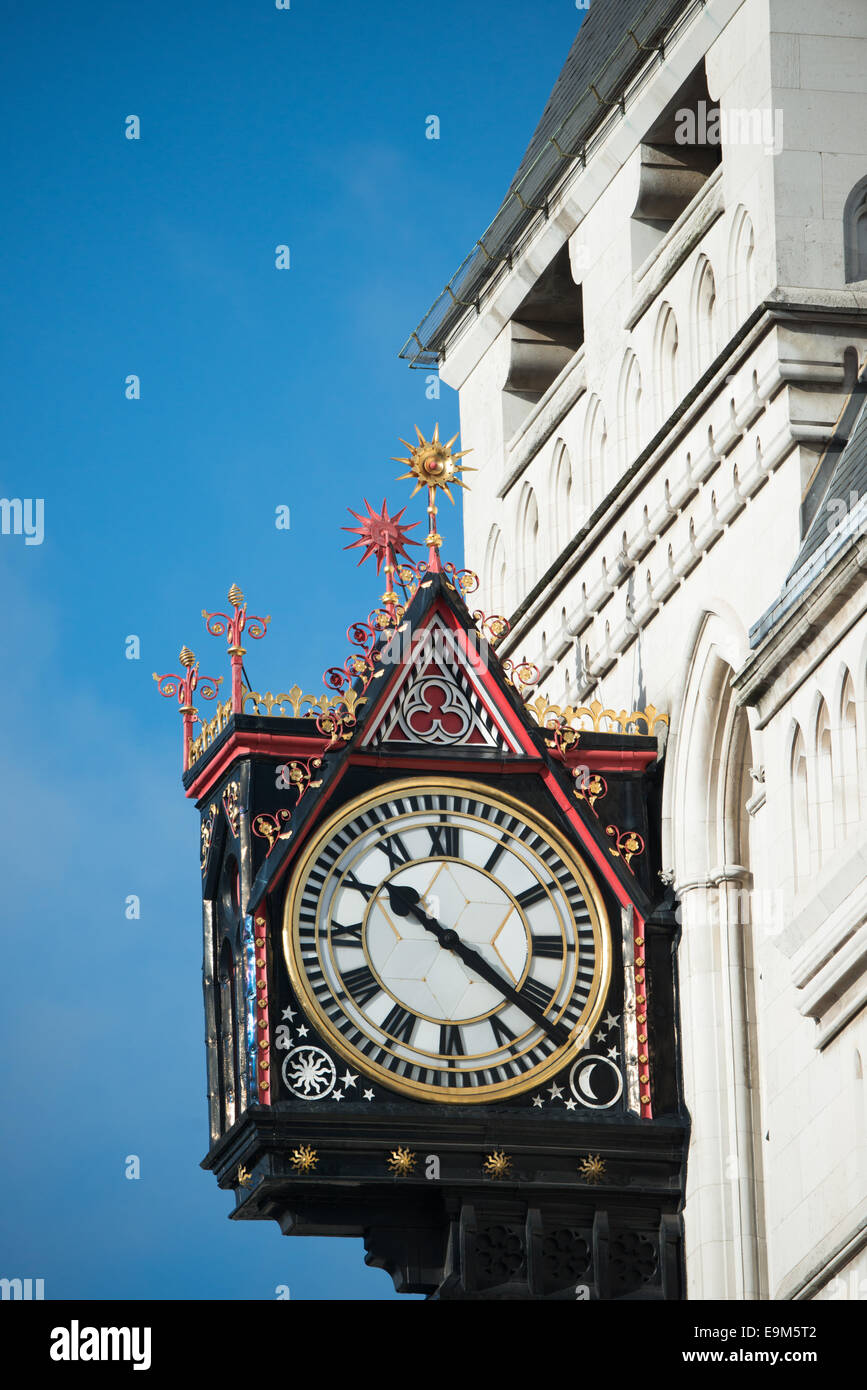 LONDON, GROSSBRITANNIEN - eine reich verzierte Uhr auf der Außenseite eines Gebäudes auf Fleet Street in Central London. Stockfoto